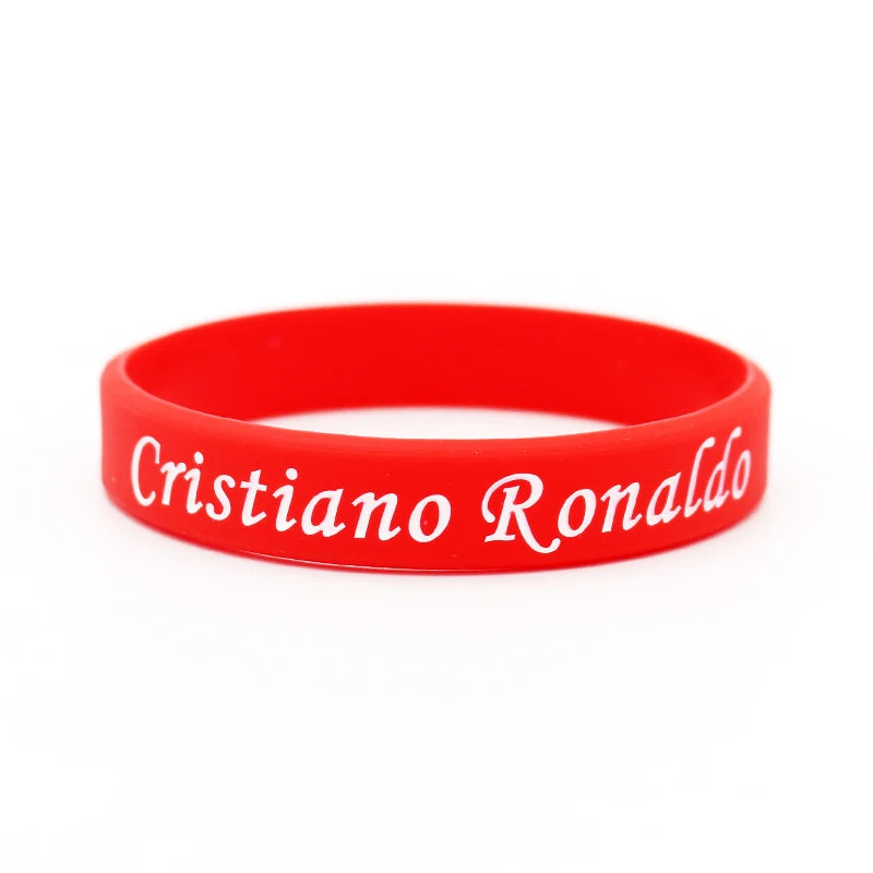 Rotes Silikonarmband mit dem Namen Cristiano Ronaldo in weißer Schrift