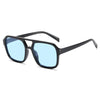 Schwarze Vintage-Sonnenbrille mit quadratischem Rahmen und lichtblauen Linsen