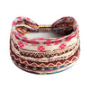 Gemustertes Yoga-Headband mit breitem Rand aus Baumwolle in rosa, orange und braunen geometrischen Designs.