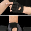 Gants de cyclisme et de fitness noirs, respirants et à séchage rapide, portés sur une main.