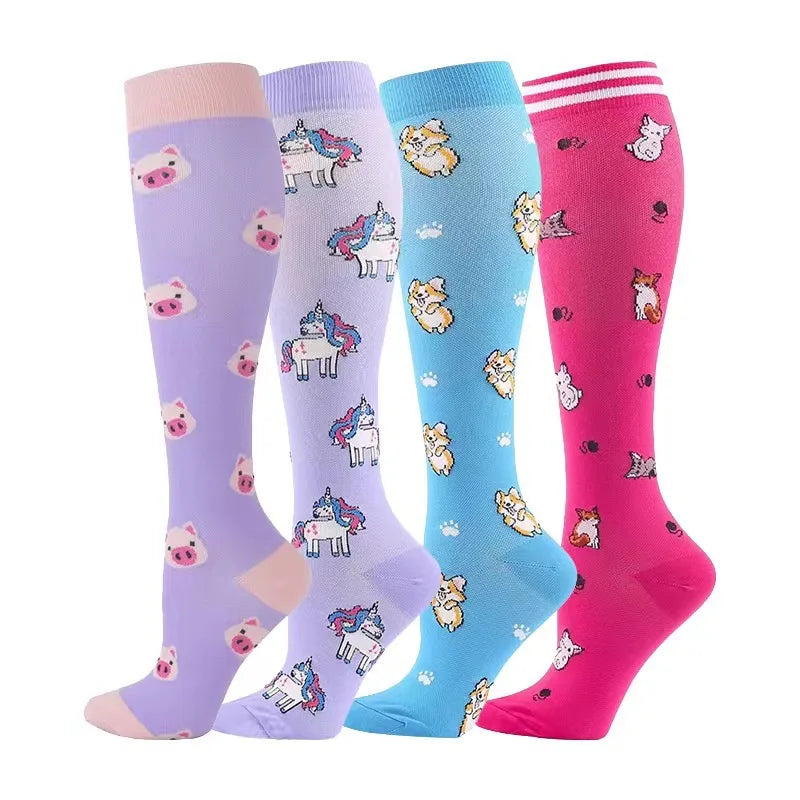 Un ensemble de trois chaussettes de compression colorées avec divers motifs d'animaux pour le soutien des veines.