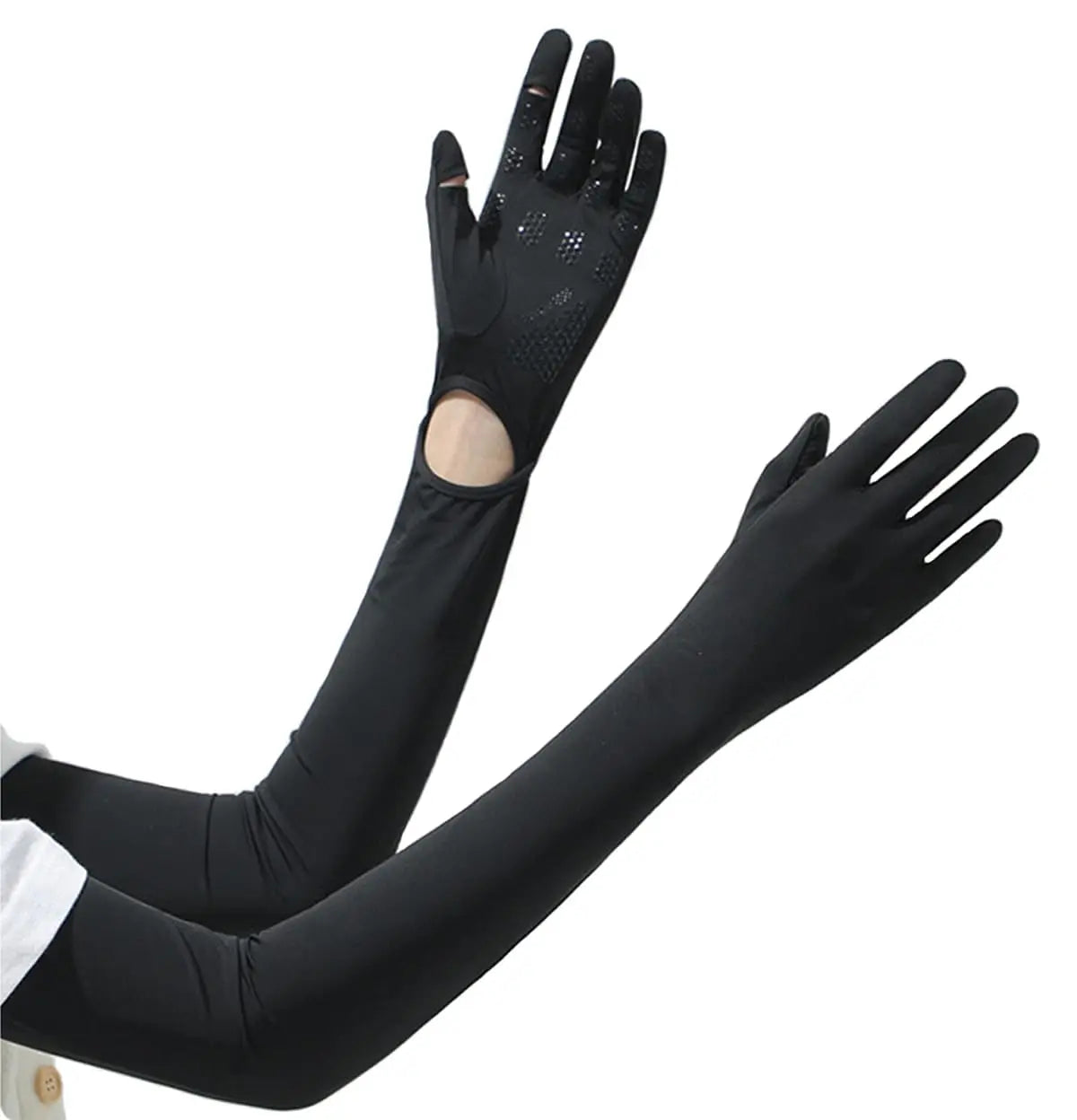 Mangas elásticas negras de protección UV usadas en un brazo.