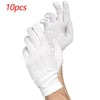 Diez pares de guantes de algodón blancos para manipulación puestos en una mano.