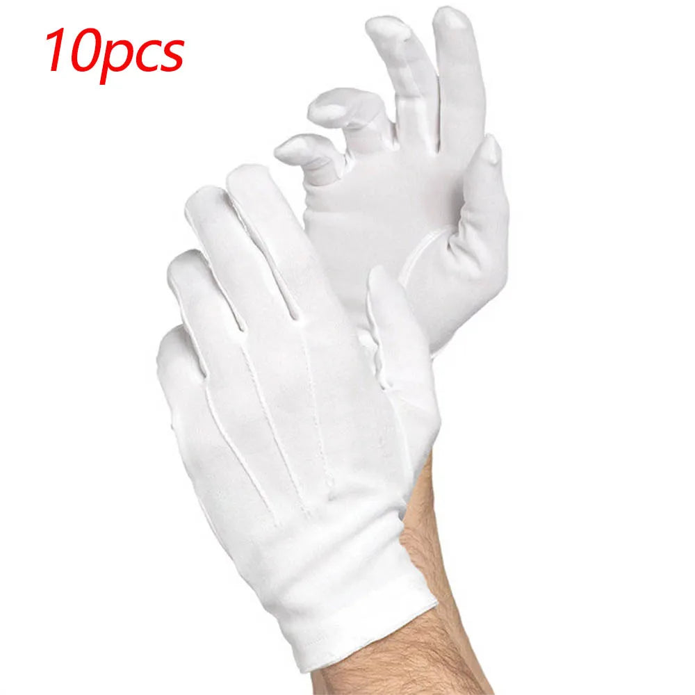 Diez pares de guantes de algodón blancos para manipulación puestos en una mano.