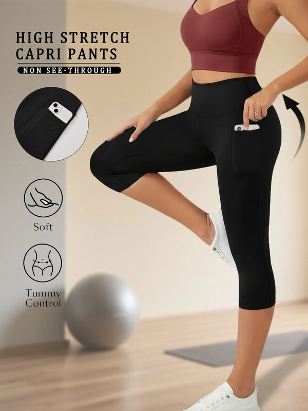 Une femme modèle des pantalons capri noirs et stretch avec poches, montrant le tissu doux et la correction abdominale.