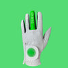 Gant de golf ergonomique blanc avec accents verts et texte sur les doigts et la paume sur fond vert.