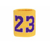 Un bracelet de poignet tricoté jaune avec le numéro 23 brodé en fil violet.