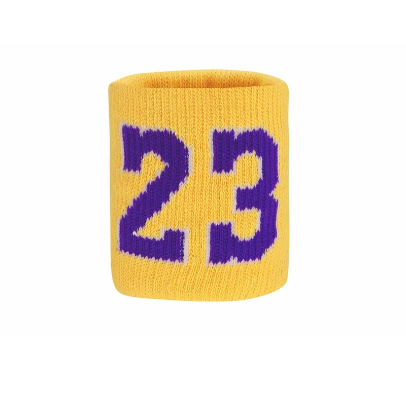 Un bracelet de poignet tricoté jaune avec le numéro 23 brodé en fil violet.