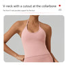 Modelin trägt ein pinkes V-Ausschnitt-Top aus einem 2er-Set Damen-Yoga-Activewear.