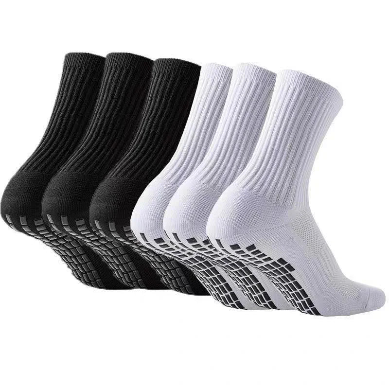 Un ensemble de chaussettes de football antidérapantes en silicone noir et blanc, présentées en rangée.