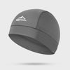 Gorra transpirable gris con logo de montaña blanca en la parte delantera.