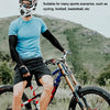 Un hombre con casco y camisa azul sostiene una bicicleta con mangas negras.