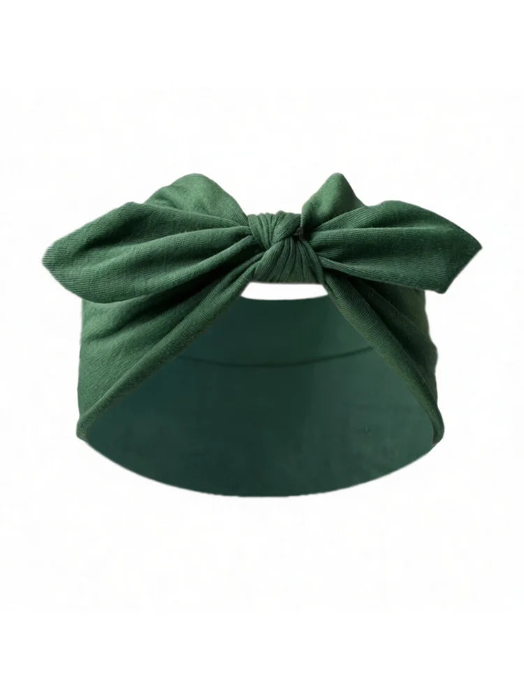 Un bandeau élastique vert olive foncé noué en nœud.