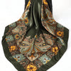 Pañuelo de satén verde oliva oscuro con intrincado patrón paisley en tonos marrones, dorado y turquesa.