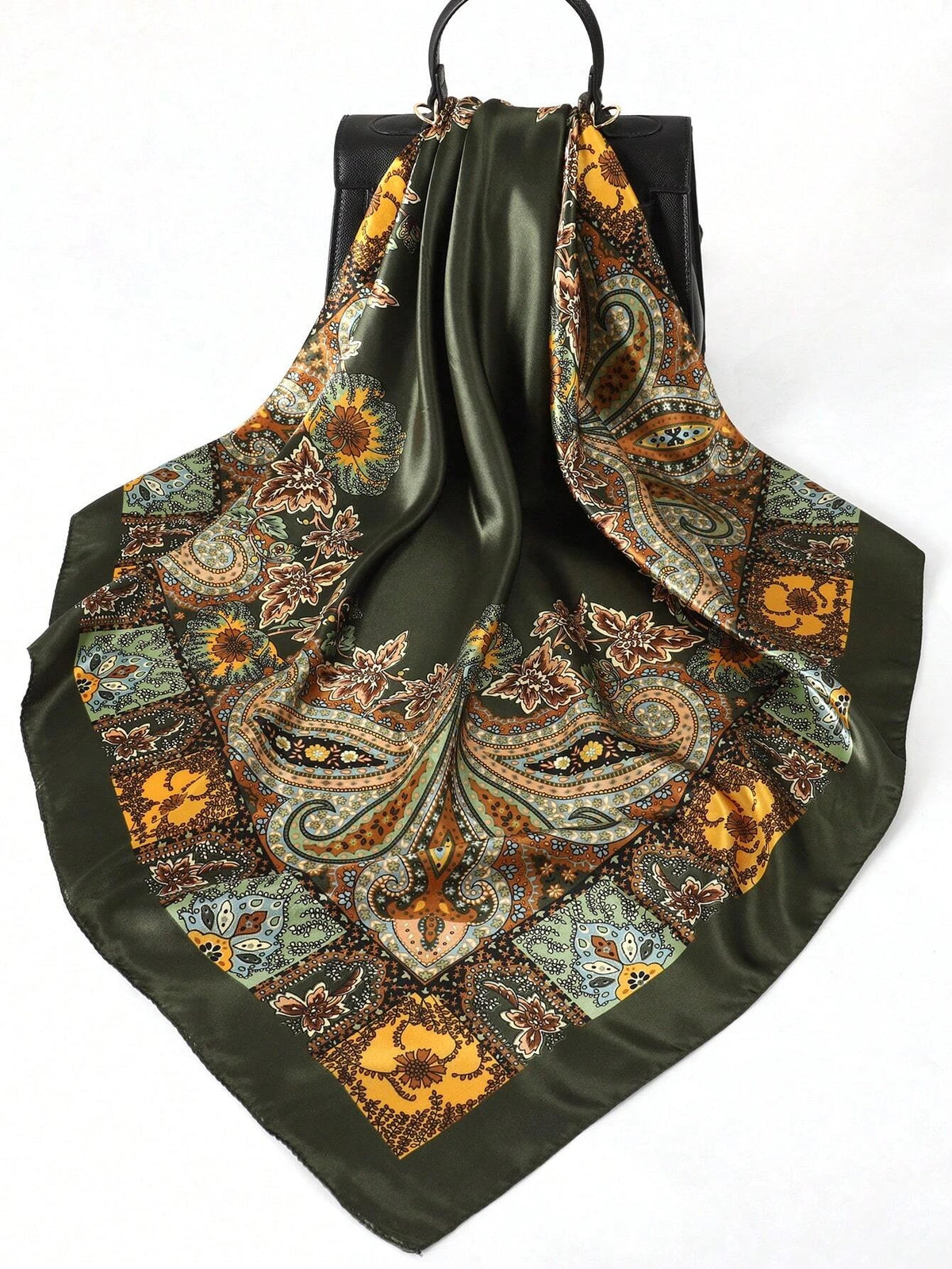 Pañuelo de satén verde oliva oscuro con intrincado patrón paisley en tonos marrones, dorado y turquesa.