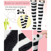 Ein Paar schwarz-weiß gestreifter, flauschiger Socken mit Panda-Cartoon-Design.