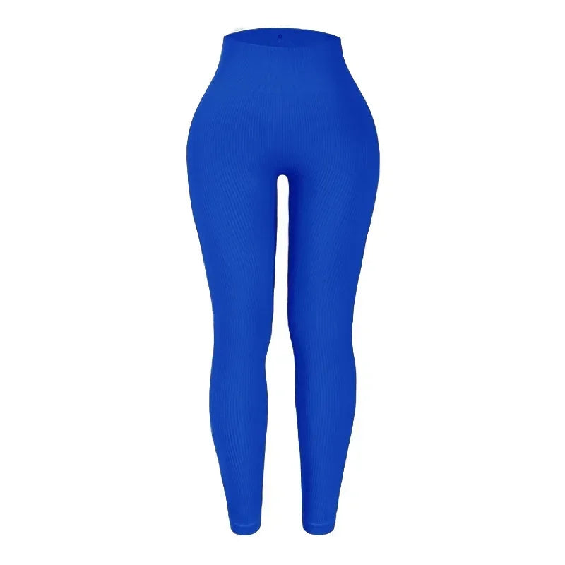 Leggings de yoga en tricot sans couture bleu royal portés par une personne.