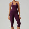 Eine Frau trägt ein lila Yoga-Activewear-Set aus Tanktop und Leggings.