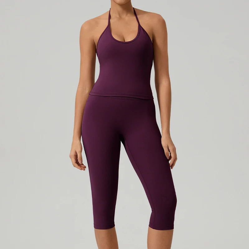 Eine Frau trägt ein lila Yoga-Activewear-Set aus Tanktop und Leggings.
