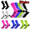 Un set de neuf paires de chaussettes de cyclisme en maille respirante pour hommes, dans diverses couleurs comme le noir, le r