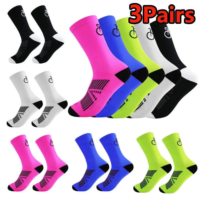 Un set de neuf paires de chaussettes de cyclisme en maille respirante pour hommes, dans diverses couleurs comme le noir, le r