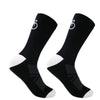 Une paire de chaussettes de vélo en maille noire respirante avec des bordures blanches et un logo sur le mollet.