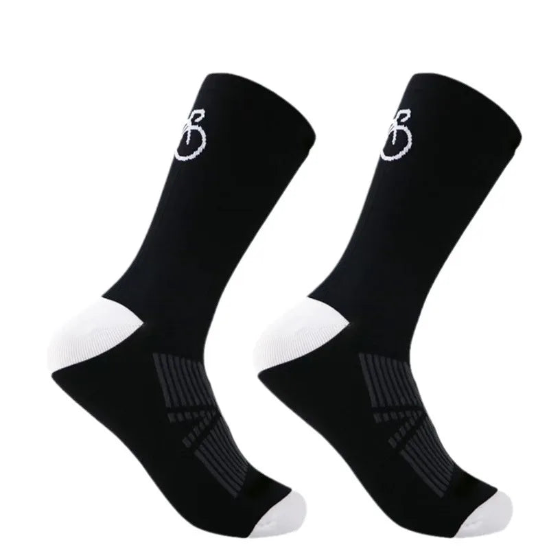 Une paire de chaussettes de vélo en maille noire respirante avec des bordures blanches et un logo sur le mollet.