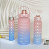 Un set de tres botellas deportivas rosas degradadas con pajitas, exhibidas sobre una superficie blanca.
