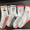 Set weißer Strick-Yoga- und Fitnesssocken mit rosa, rot und schwarzen Akzenten