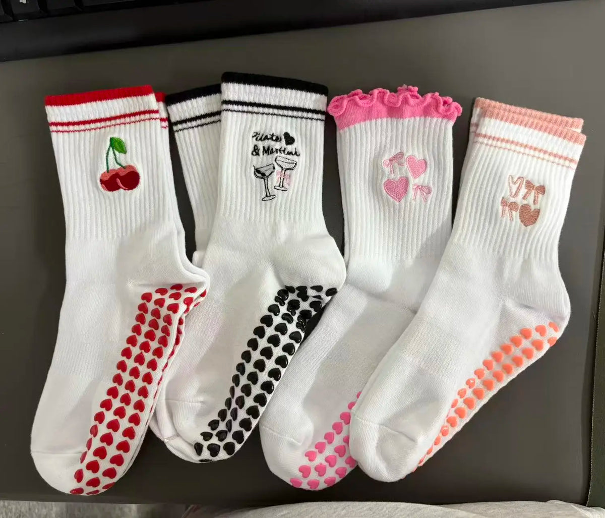 Set weißer Strick-Yoga- und Fitnesssocken mit rosa, rot und schwarzen Akzenten