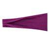 Gros plan d'un élastique violet vibrant plié et exposé sur fond blanc.
