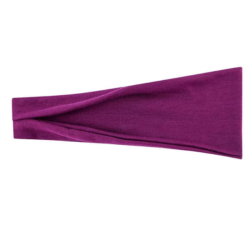 Gros plan d'un élastique violet vibrant plié et exposé sur fond blanc.