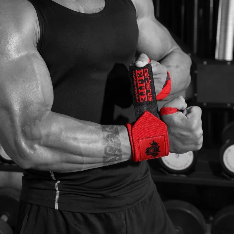 Un bras musclé portant un débardeur noir tient des bandes de poignet rouges pour soulever de la musique.