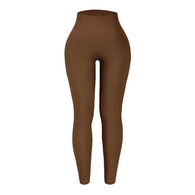 Un legging de yoga tricoté uni marron pour la fitness.