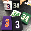 Collection de bracelets de poignet violets, noirs et blancs avec les numéros 3 et 34.