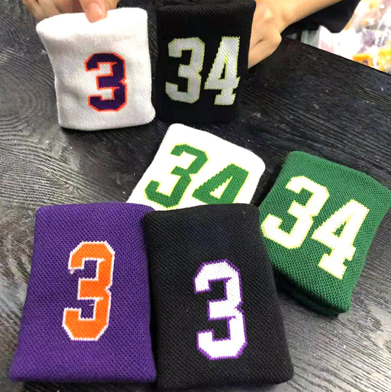 Collection de bracelets de poignet violets, noirs et blancs avec les numéros 3 et 34.