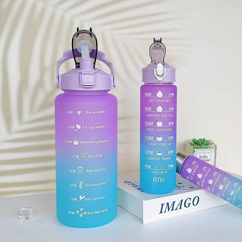 Set de botella deportiva de agua con degradado morado y pajitas sobre una superficie blanca.