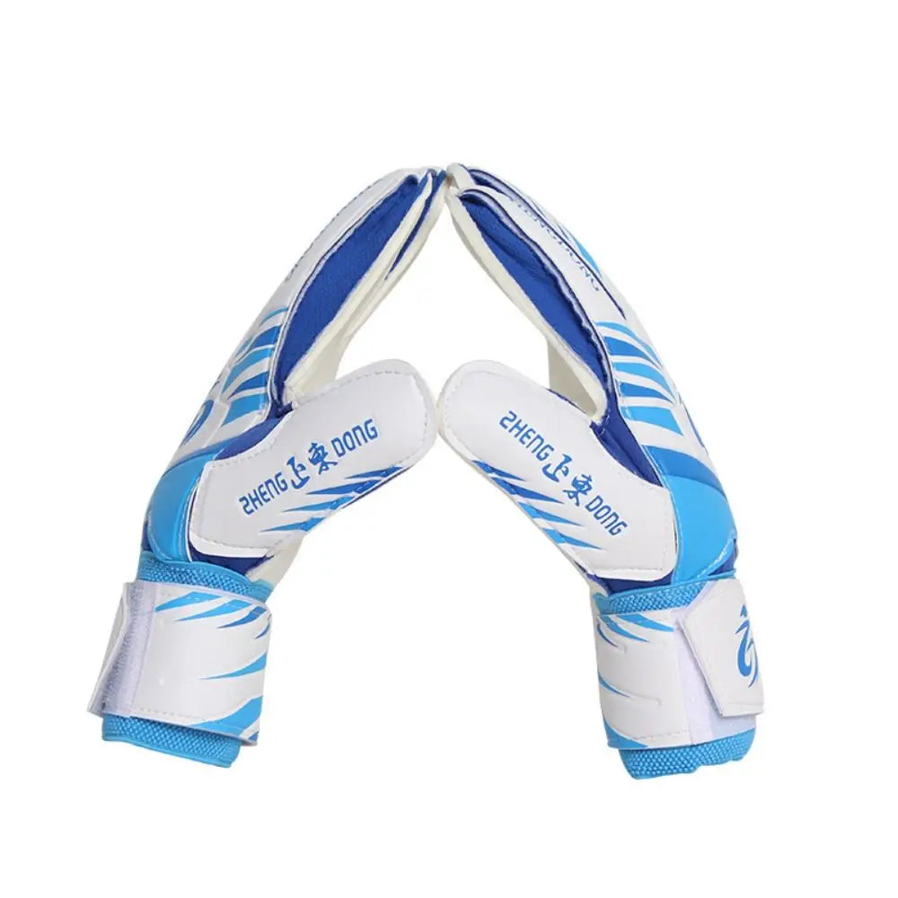 Paar blaue und weiße, widerstandsfähige Fußball-Trainingshandschuhe von der Handseite aus.