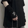 Schwarze Fingerless-Armwärmer mit silbernem Kreuzdesign, getragen am Unterarm.