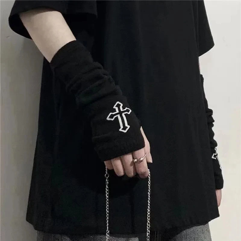 Schwarze Fingerless-Armwärmer mit silbernem Kreuzdesign, getragen am Unterarm.