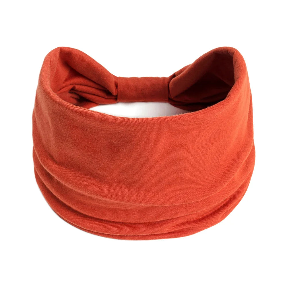 Foulard de tissu orange terre cuite noué en nœud, adapté à la coiffure et au style.