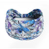 Blau-violette florale Druck-Yoga-Stirnband mit breitem Rand auf weißem Grund.