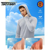 Männliches Model trägt einen grauen leichten Hoodie vor blauem Himmel.
