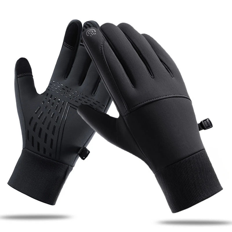 Un par de guantes de invierno impermeables y táctiles negros, mostrados contra un fondo blanco.