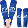 Une paire de manches de volleyball rembourrées bleu royal sur une main.