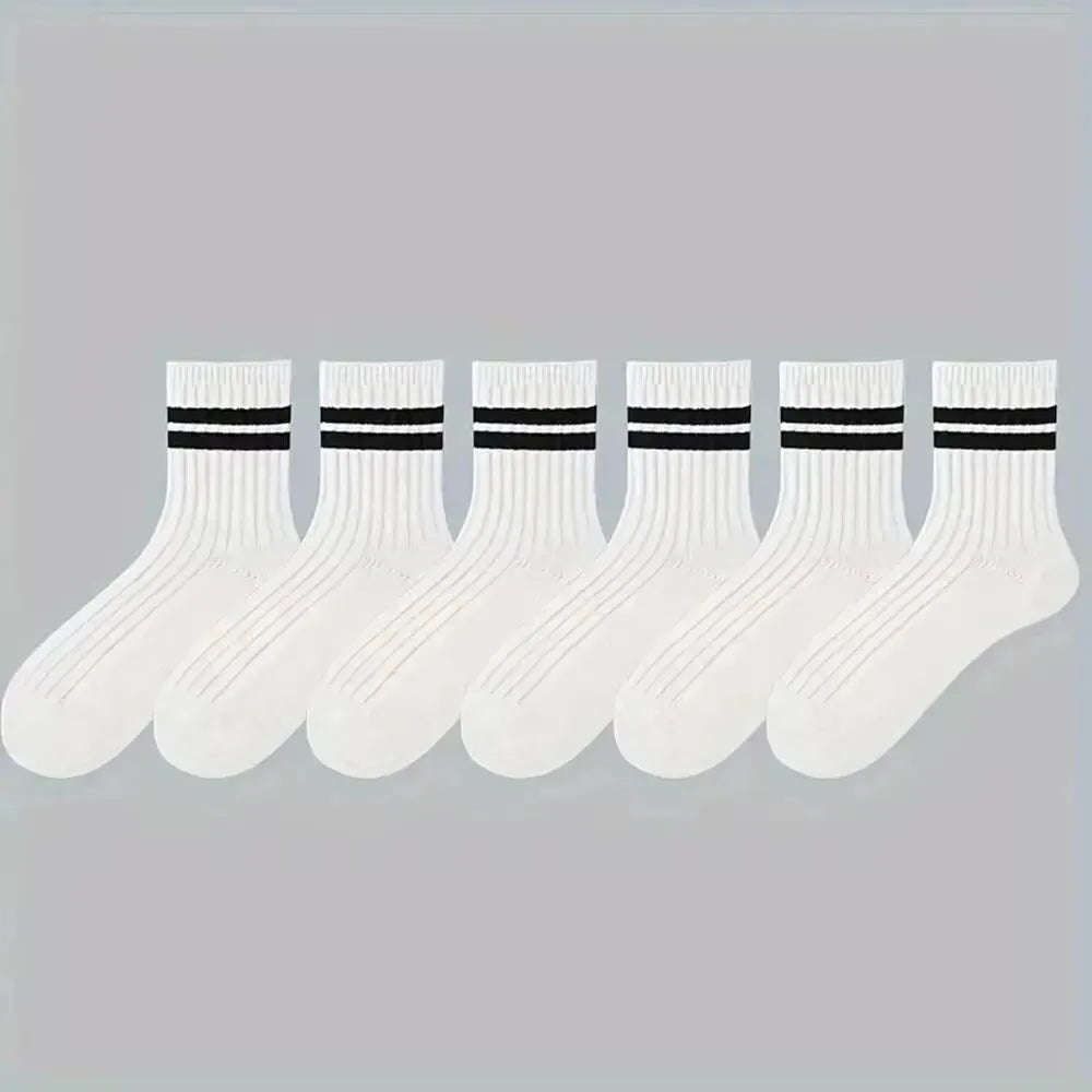 Eine Reihe weißer gestreifter, atmungsaktiver Herrensocken auf hellem grauem Hintergrund.