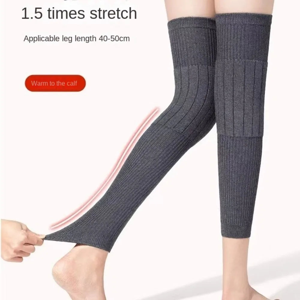 Gray knitted knee warmers applied to a person's leg, showing the 1.5 times stretch feature.