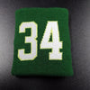 Un bracelet de poignet tricoté vert avec le numéro 34 en fil blanc.
