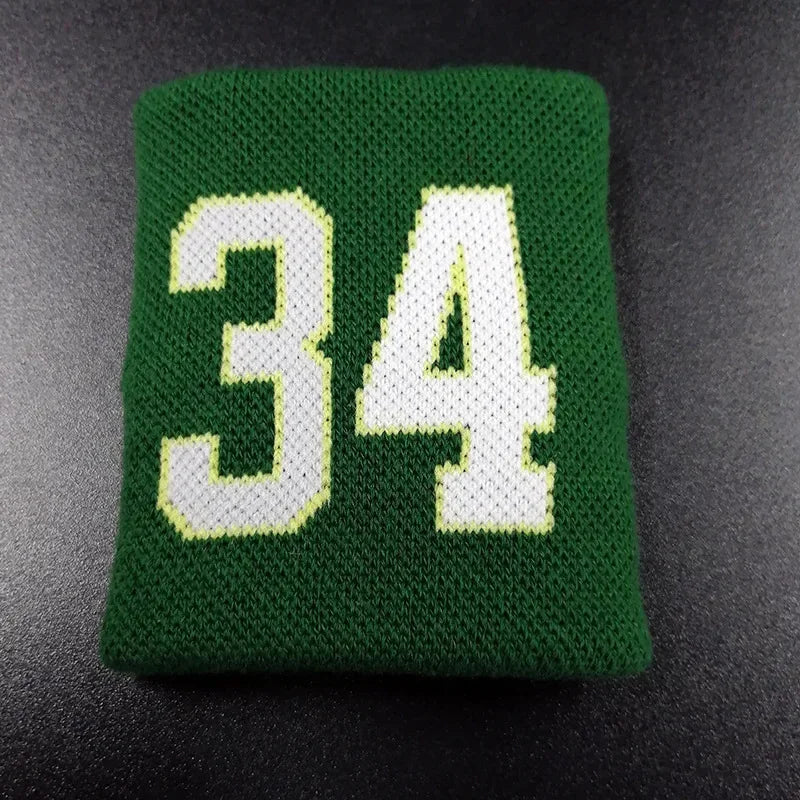 Un bracelet de poignet tricoté vert avec le numéro 34 en fil blanc.