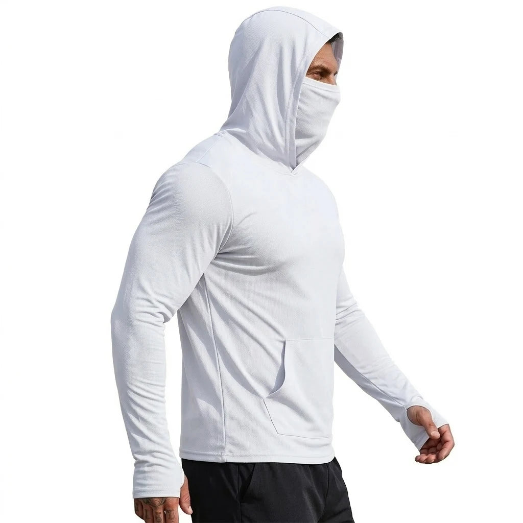 Ein Mann mit einem hellgrauen Kapuzenpullover und Maske und schwarzen Hosen.